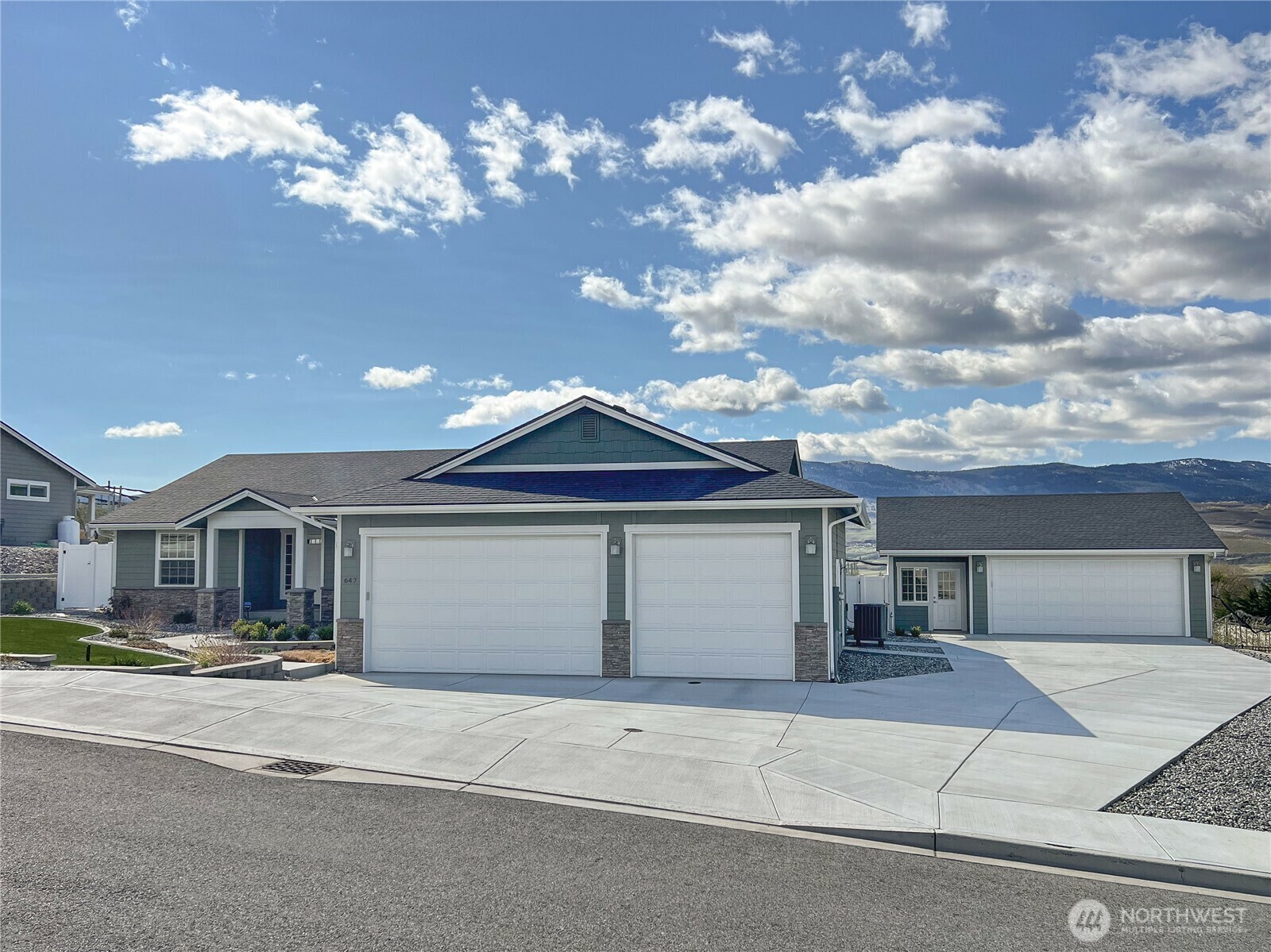Property Photo: 647 S Newton Avenue WA 98802