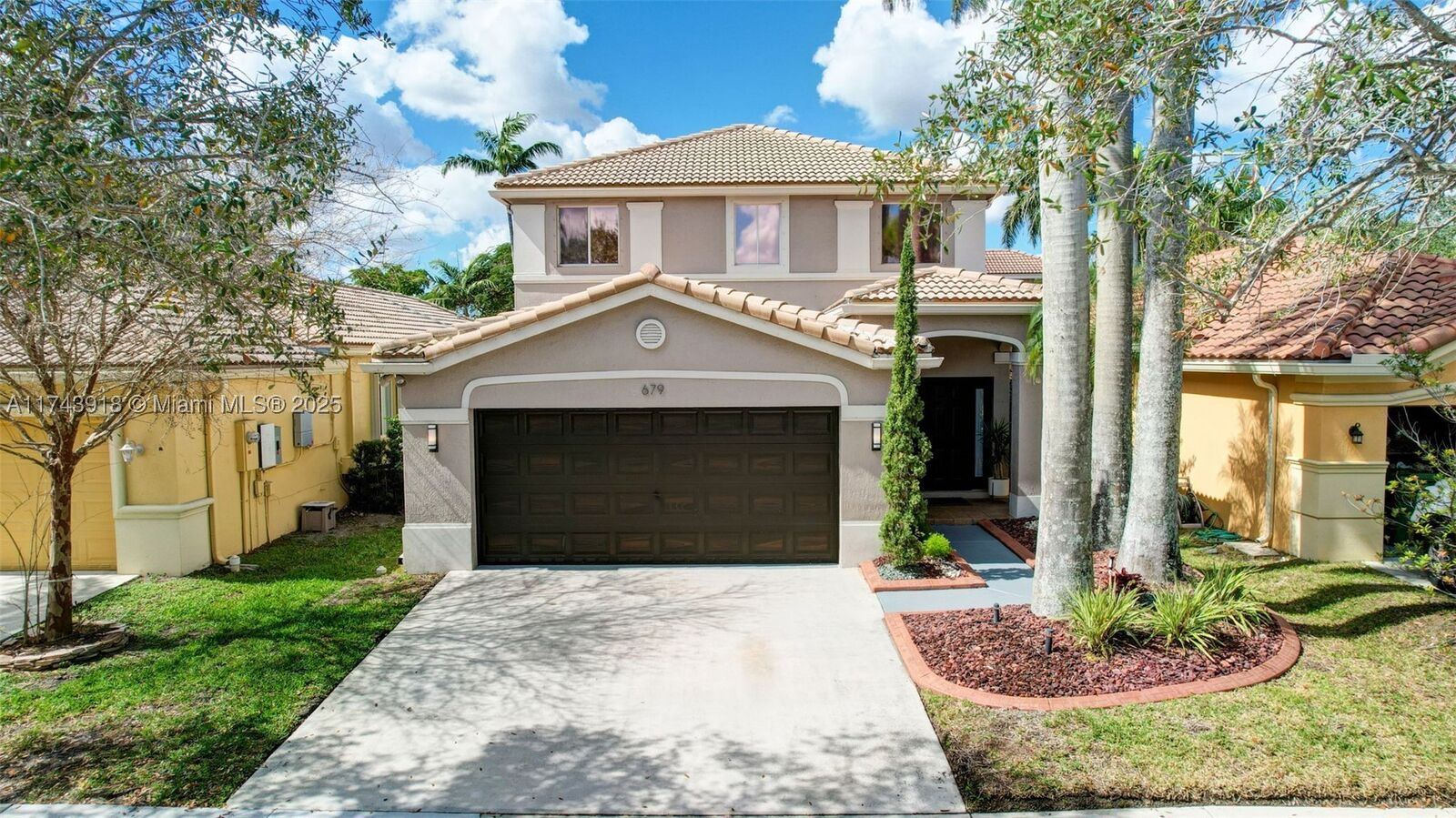 Property Photo: 679 Conservation Dr FL 33327