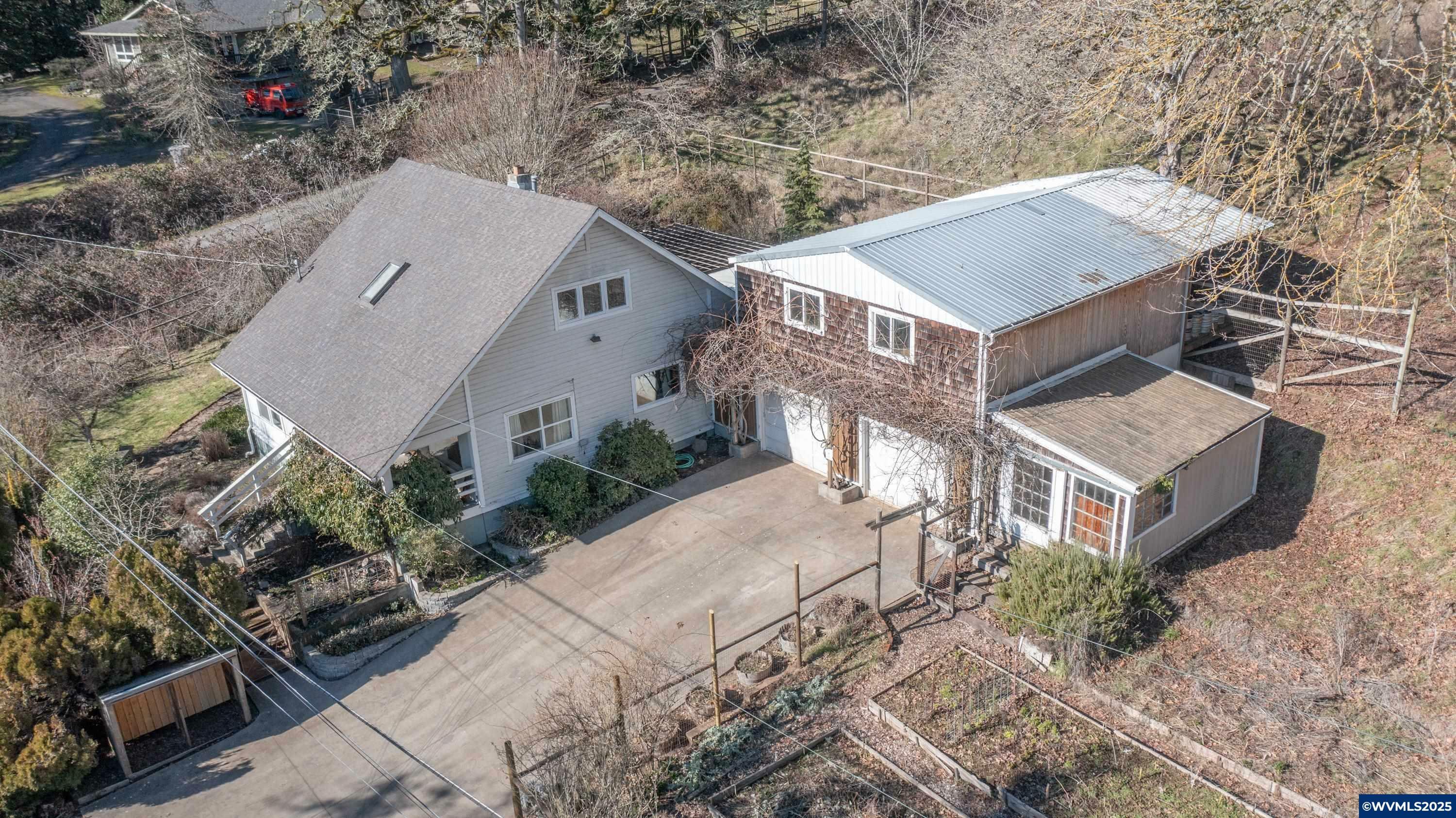 Property Photo: 725 Amelia Av OR 97327