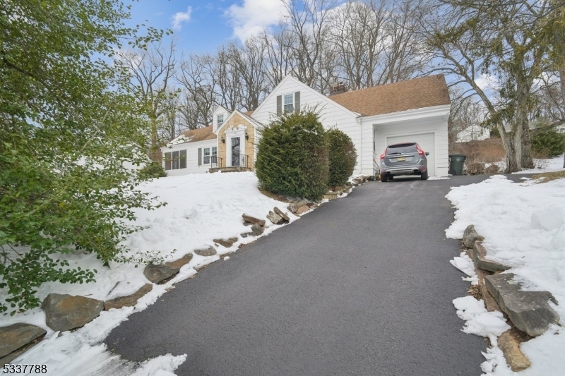 Property Photo:  1086 Sunny Slope Dr  NJ 07092 