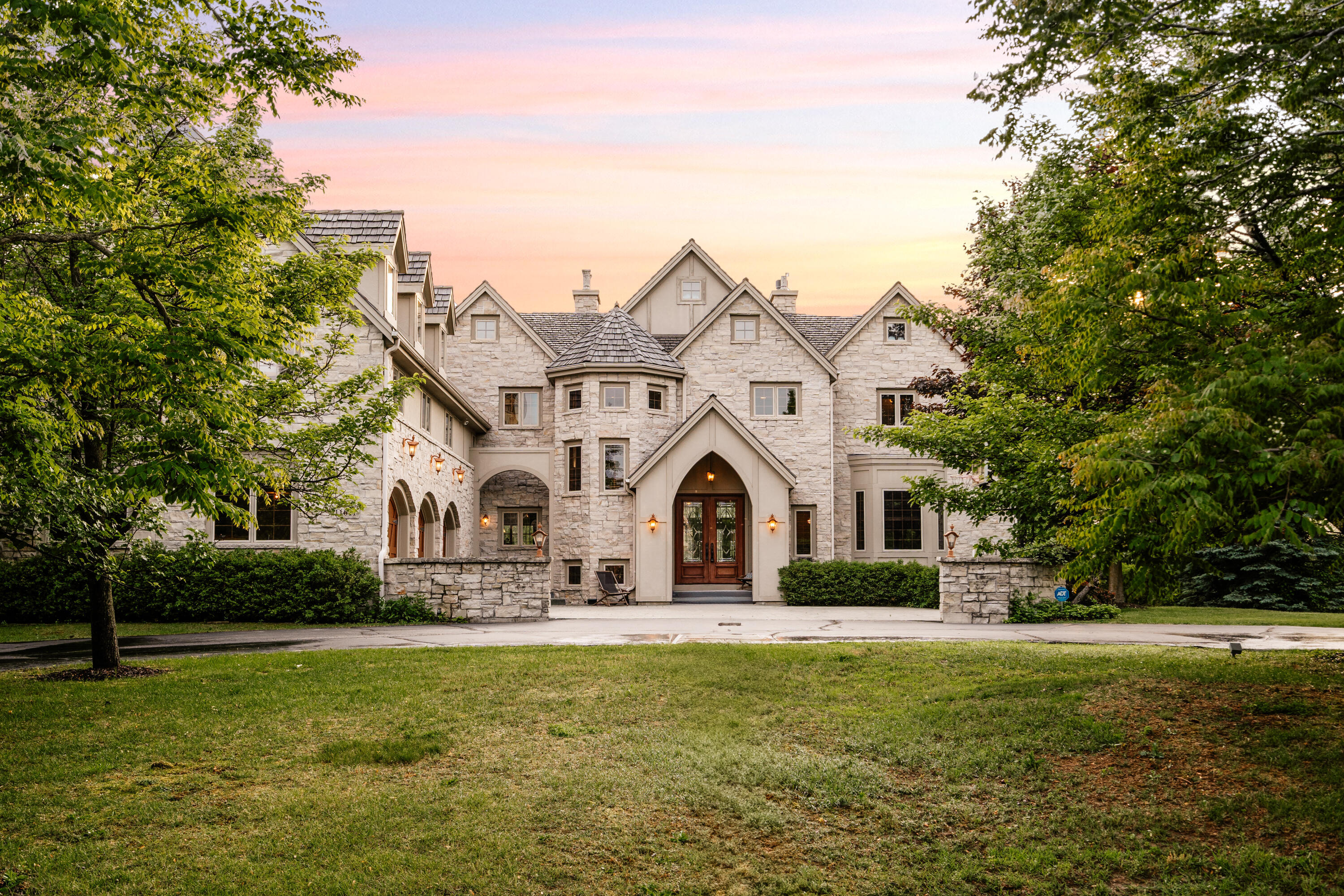 Property Photo: 11611 N Canterbury Dr WI 53092