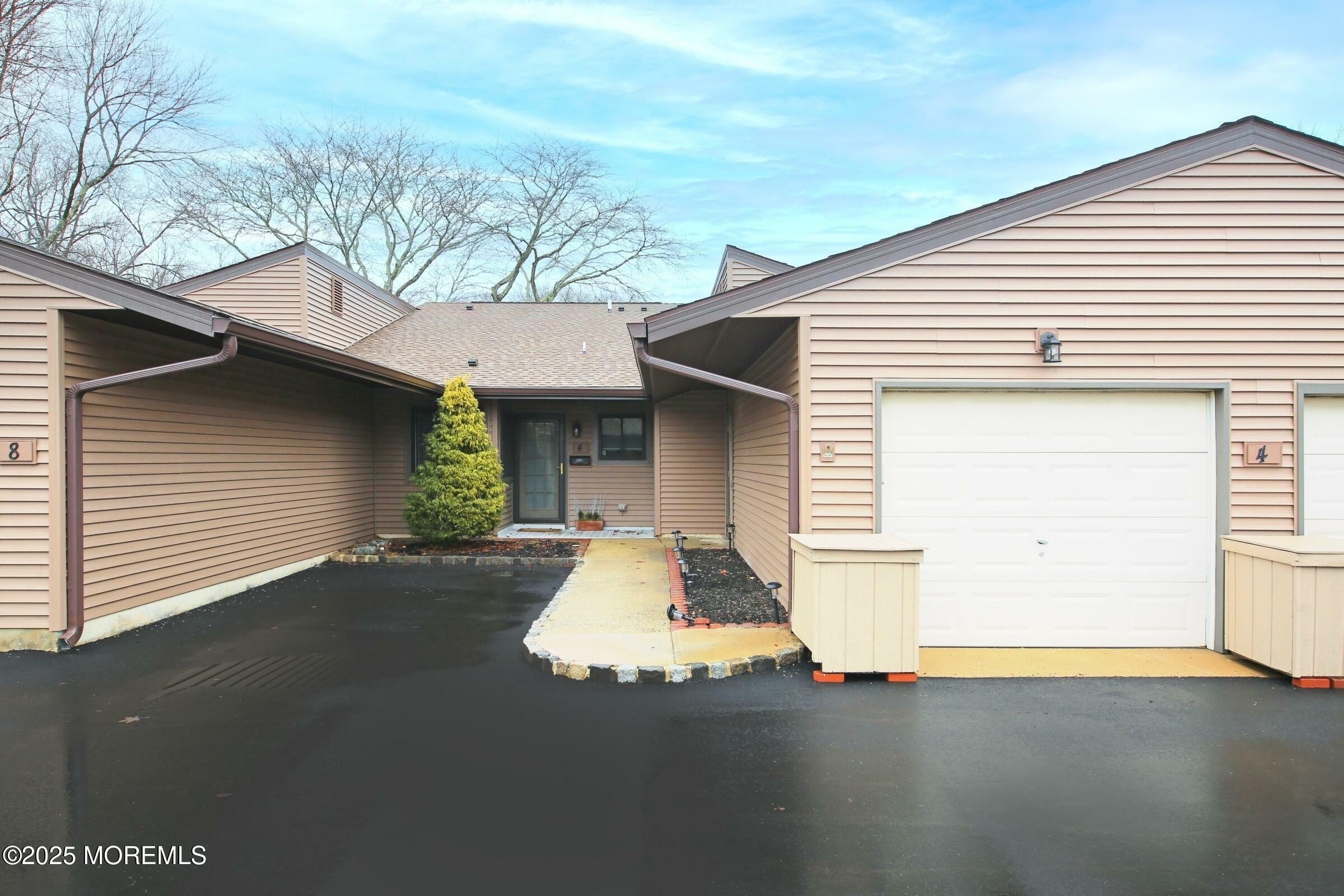 Property Photo:  4 Farmingdale Court  NJ 07701 