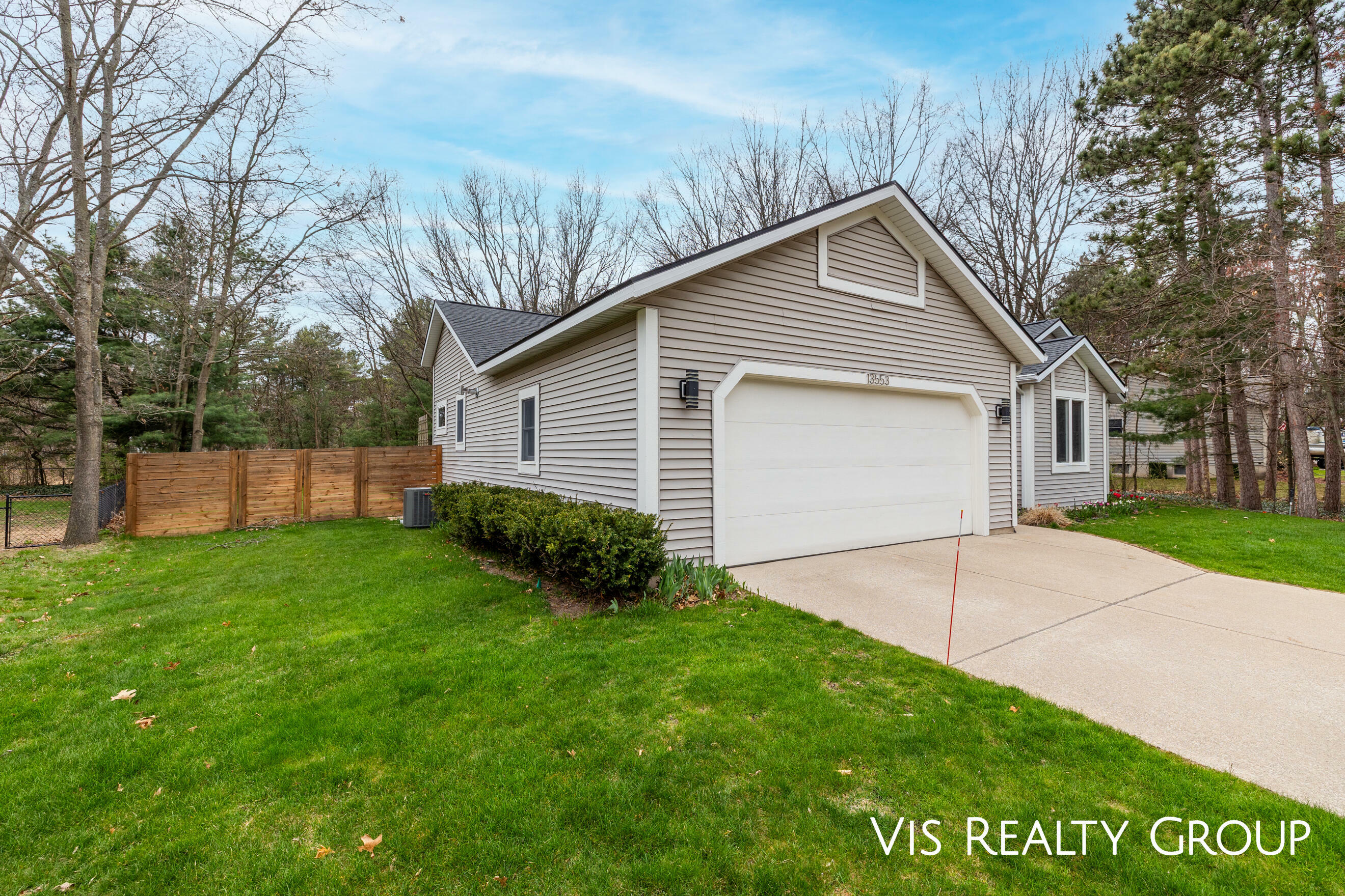 Property Photo:  13553 Oakfield Lane  MI 49417 