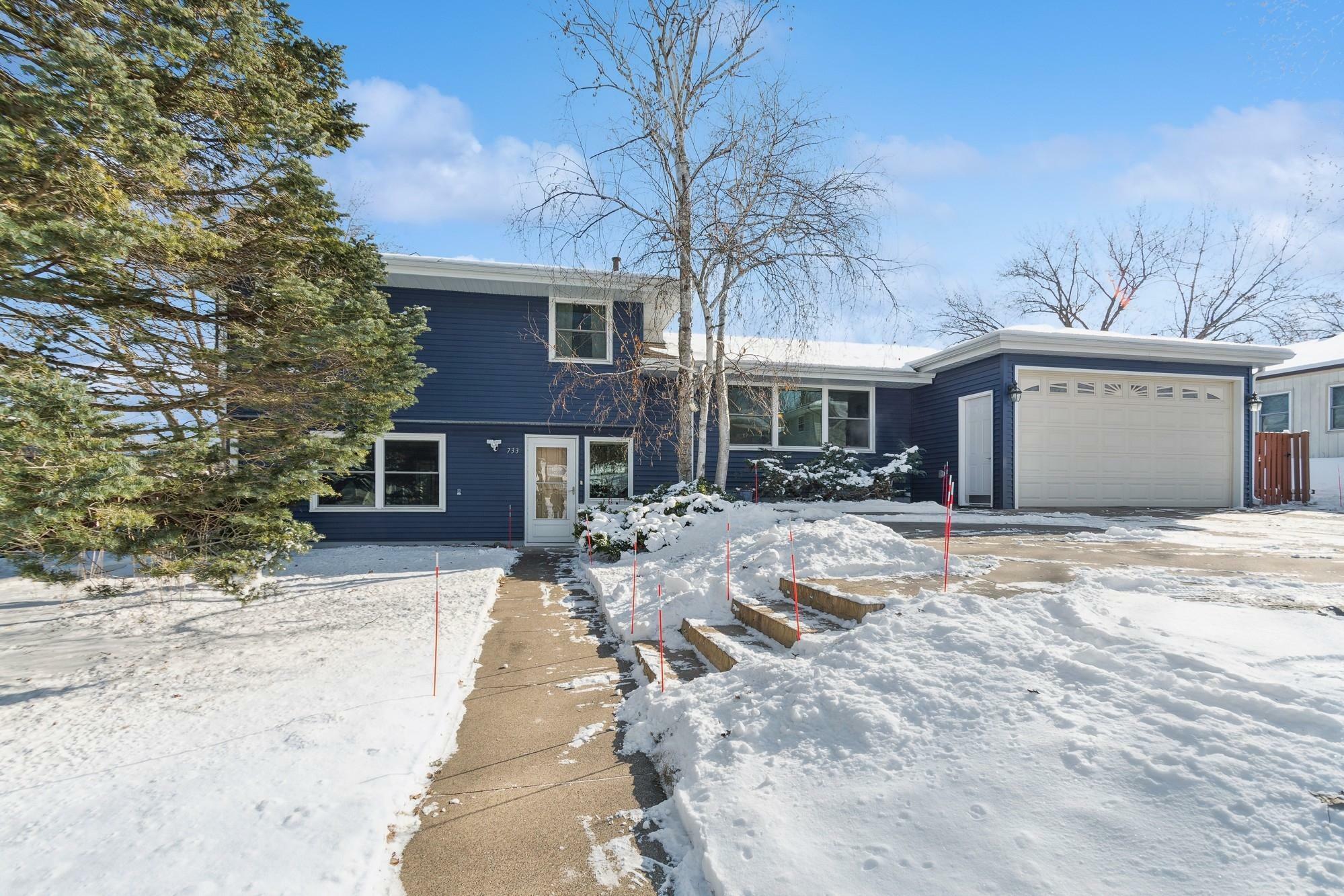 Property Photo:  733 Oakwood Drive  MN 55112 