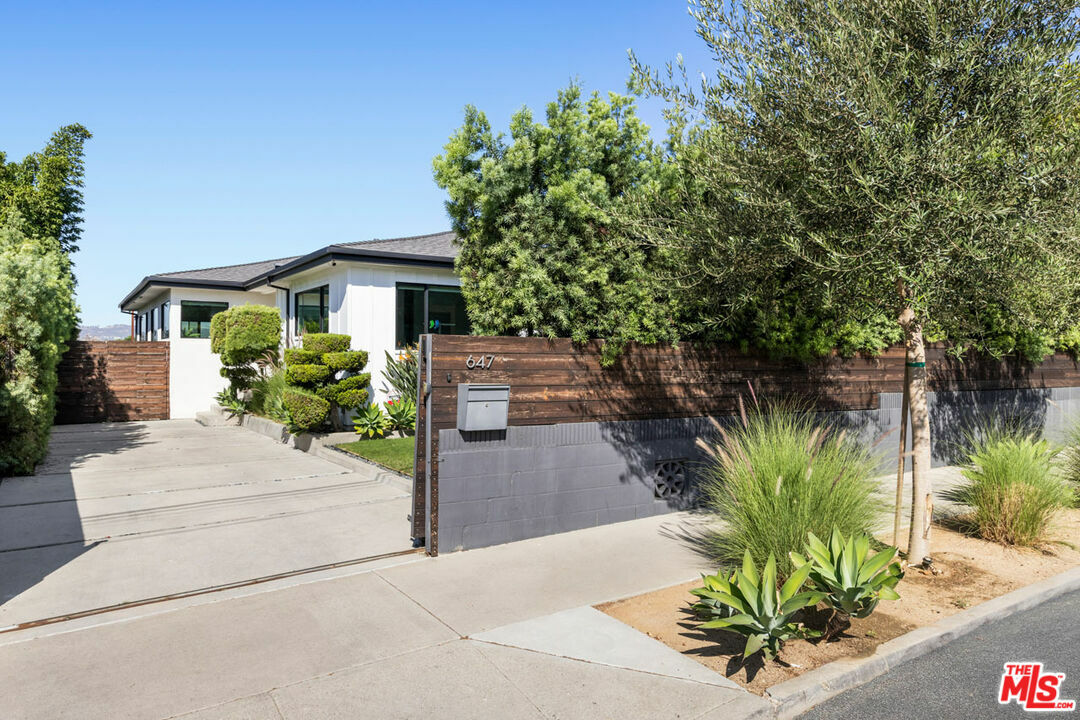 Property Photo:  647   Imogen Ave  CA 90026 