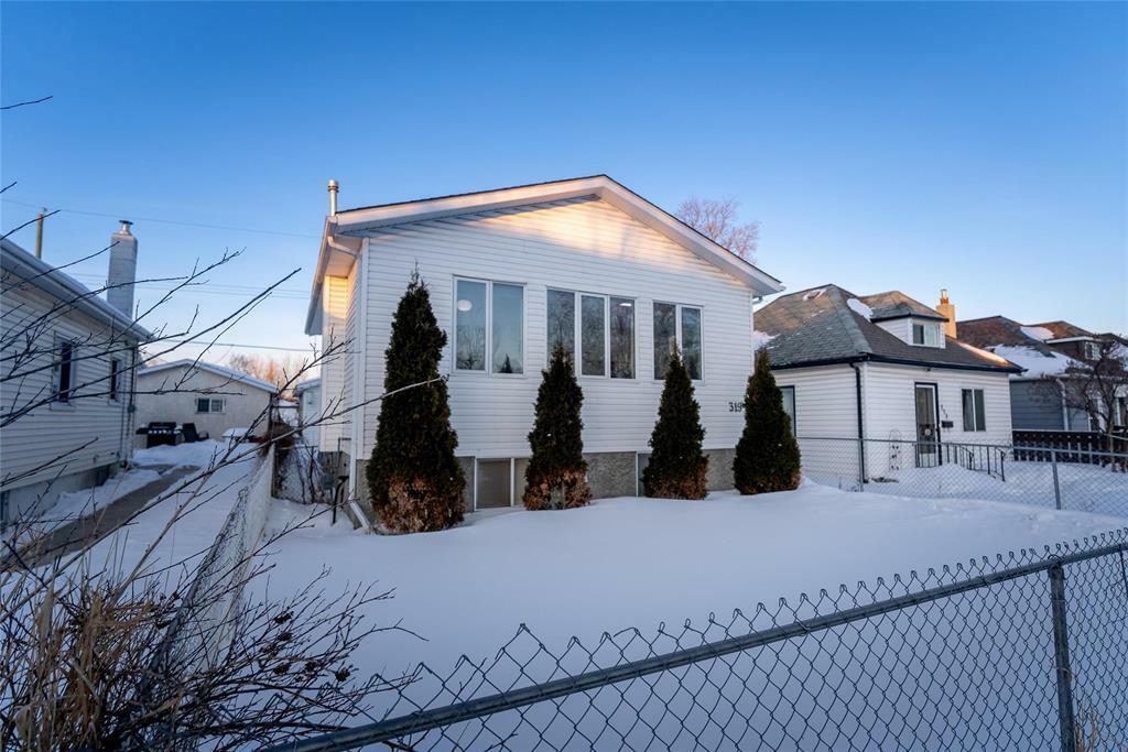 Property Photo:  319 Larsen Avenue  MB R2K 1R1 