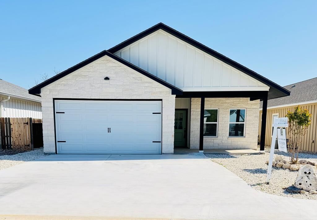 Property Photo: 1012 Creswell Ln TX 78028