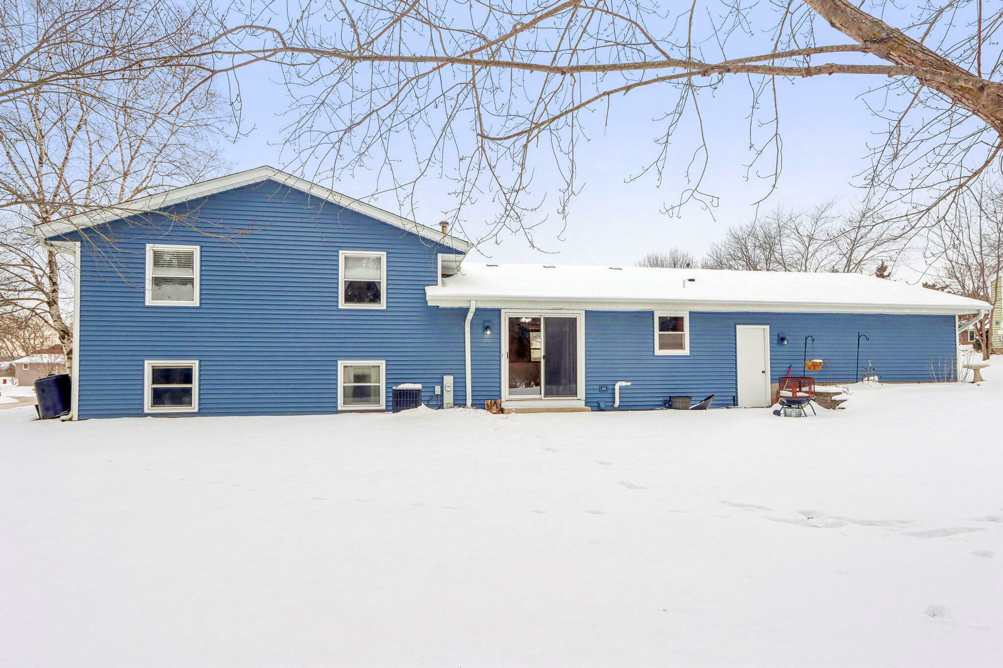 Property Photo:  384 Stone Ct  WI 53072 