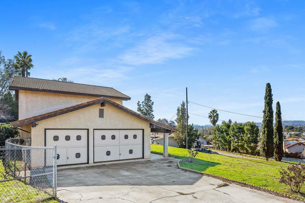 Property Photo:  1368 Loma De Paz  CA 92027 