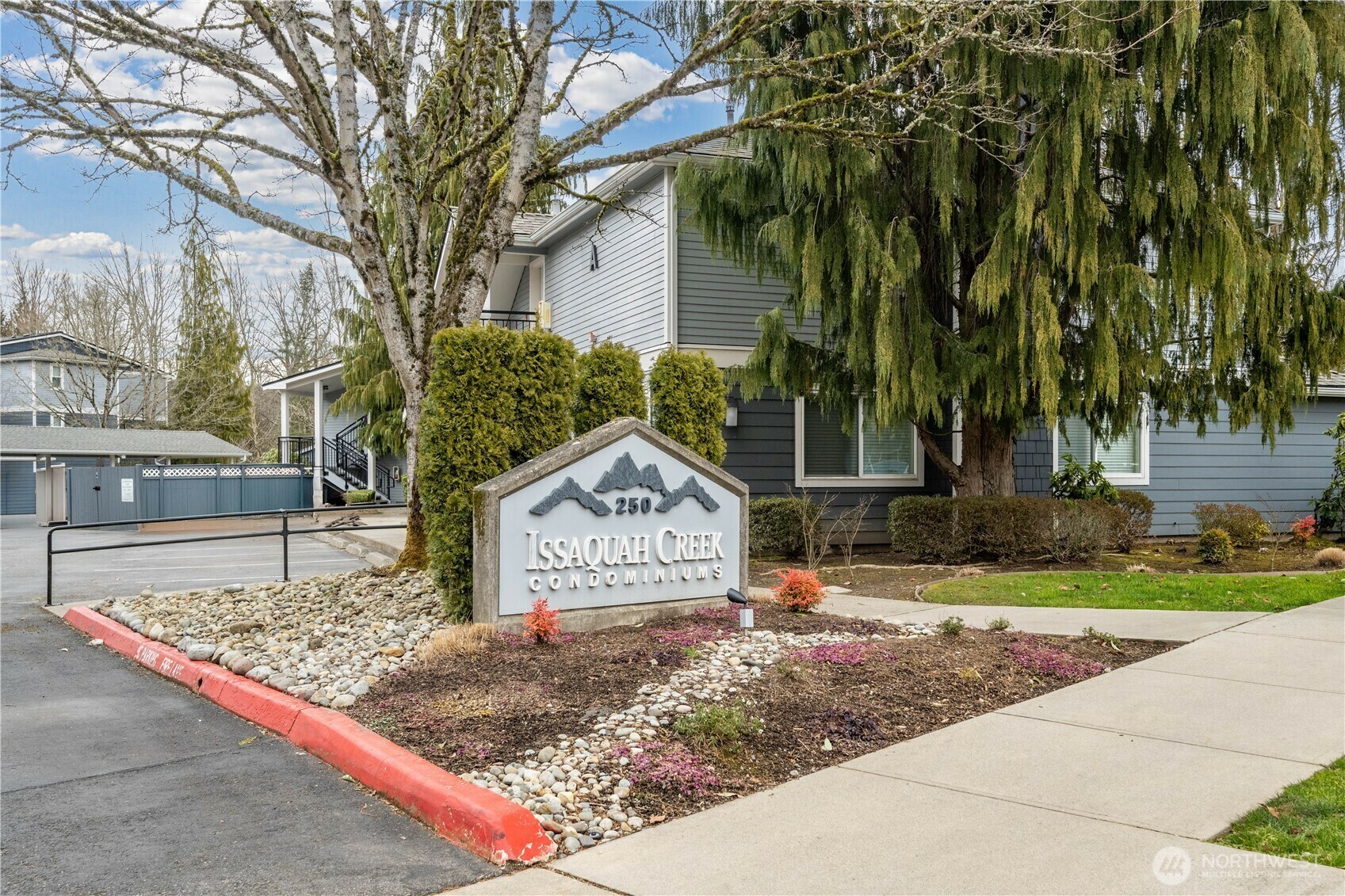 Property Photo:  250 NW Dogwood Street D102  WA 98027 