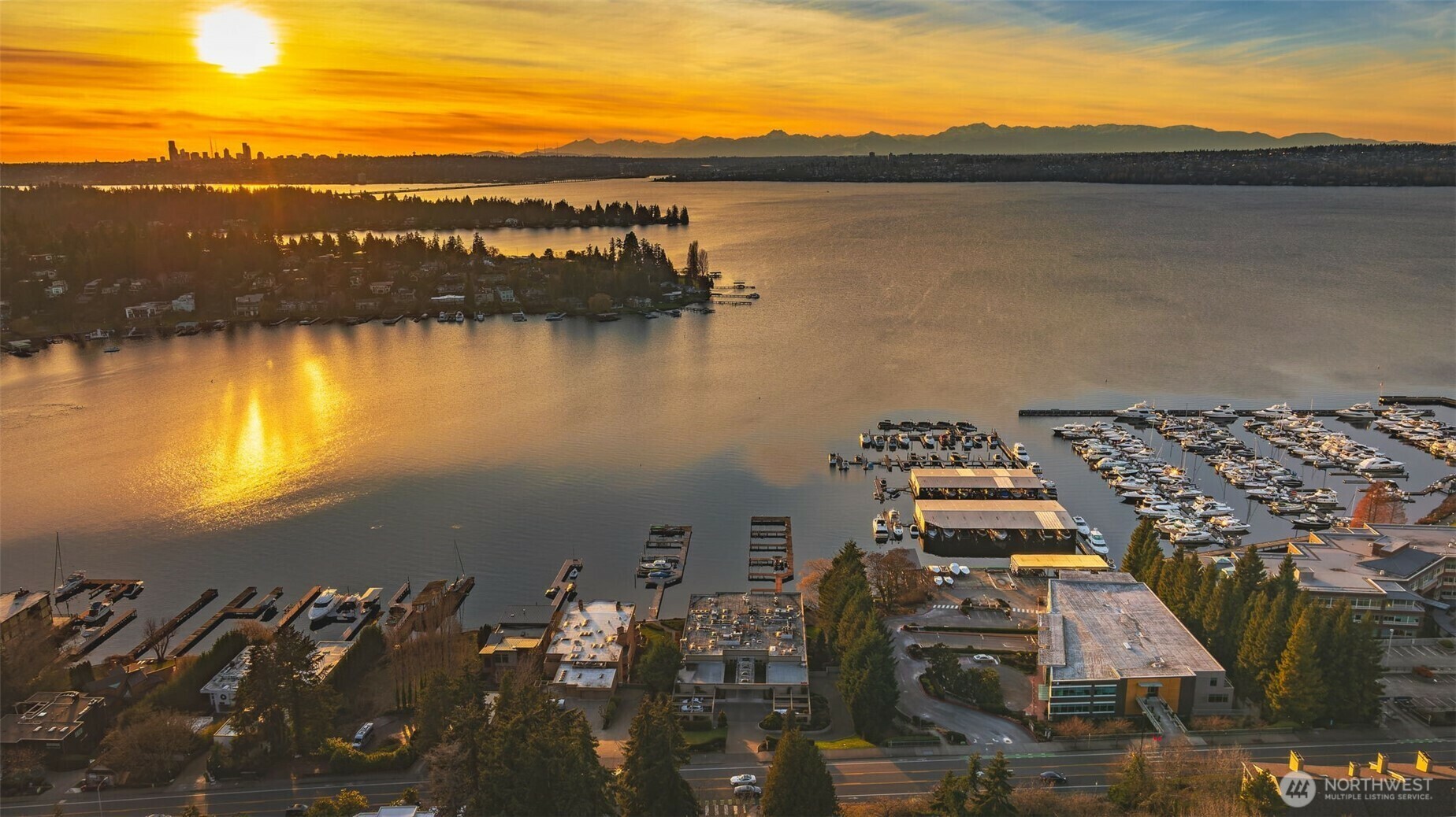 Property Photo:  4823  Lake Washington Boulevard NE 6  WA 98033 