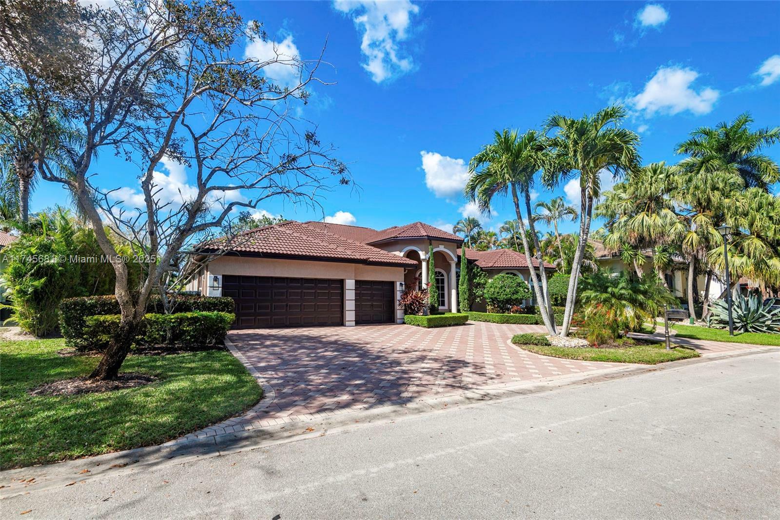 Property Photo:  560 W Enclave Cir W  FL 33027 