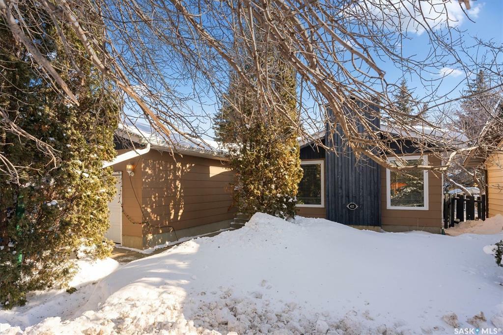 Property Photo:  427 Kingsmere Boulevard  SK S7J 3T9 