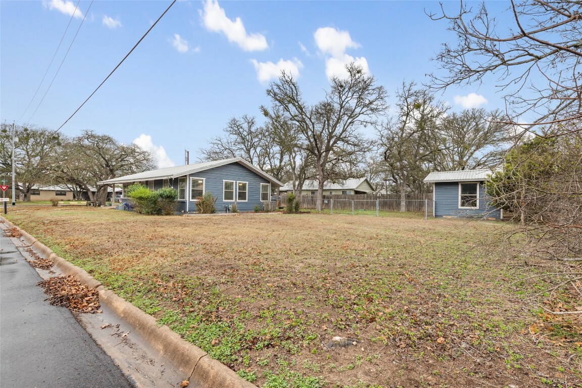 Property Photo:  308 6th Street  TX 78611 