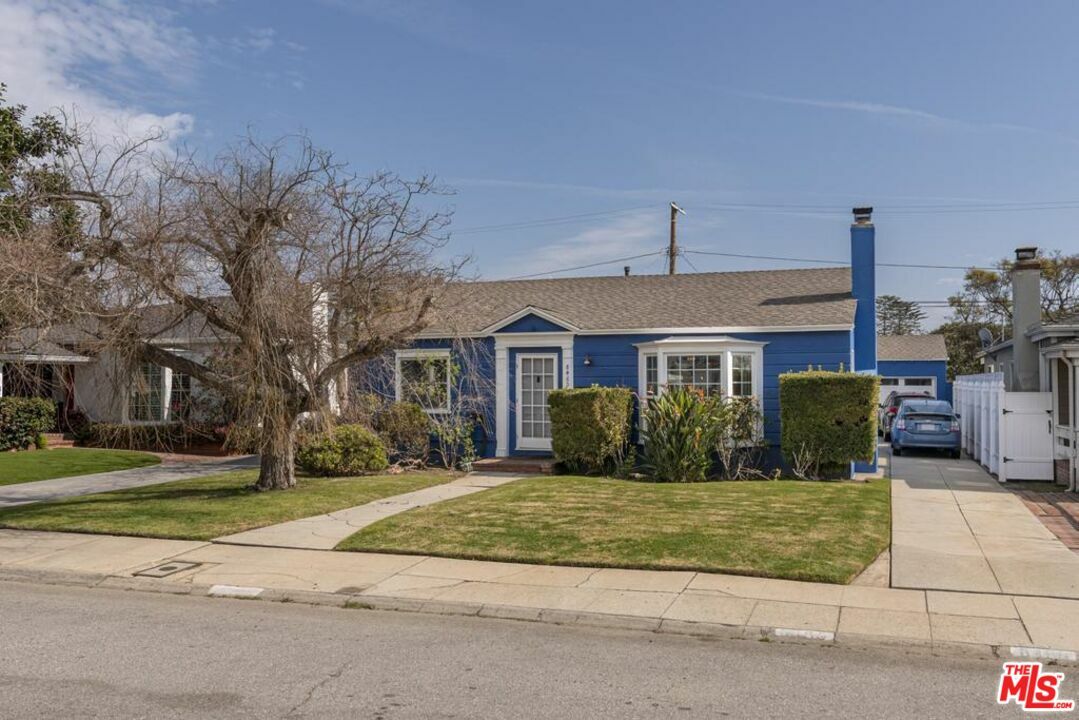 Property Photo:  8460   Truxton Ave  CA 90045 