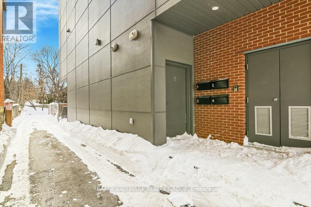 Property Photo:  296 Somerset Street East  ON K1N 6W1 