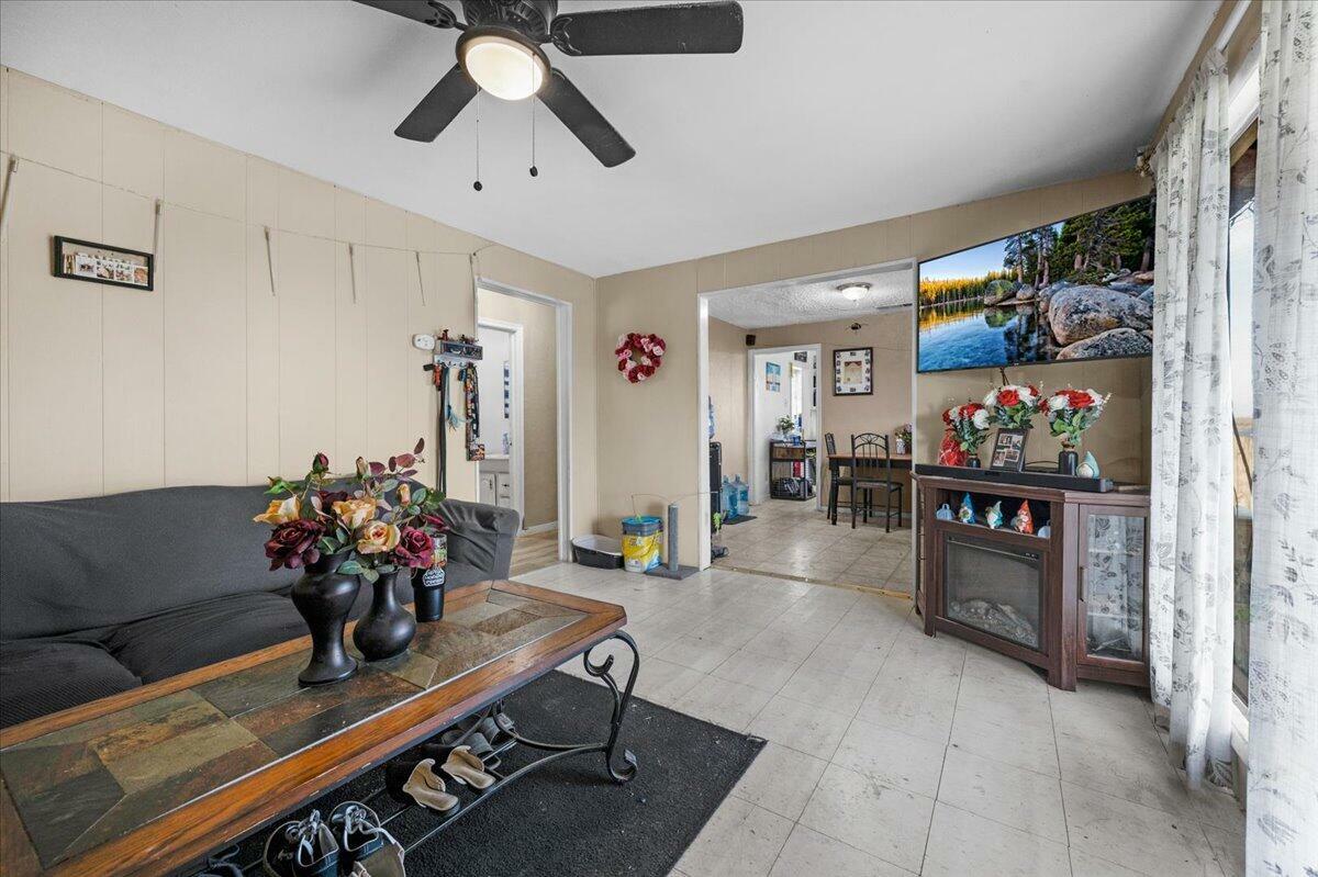 Property Photo:  2886 Waukena Avenue  CA 93274 
