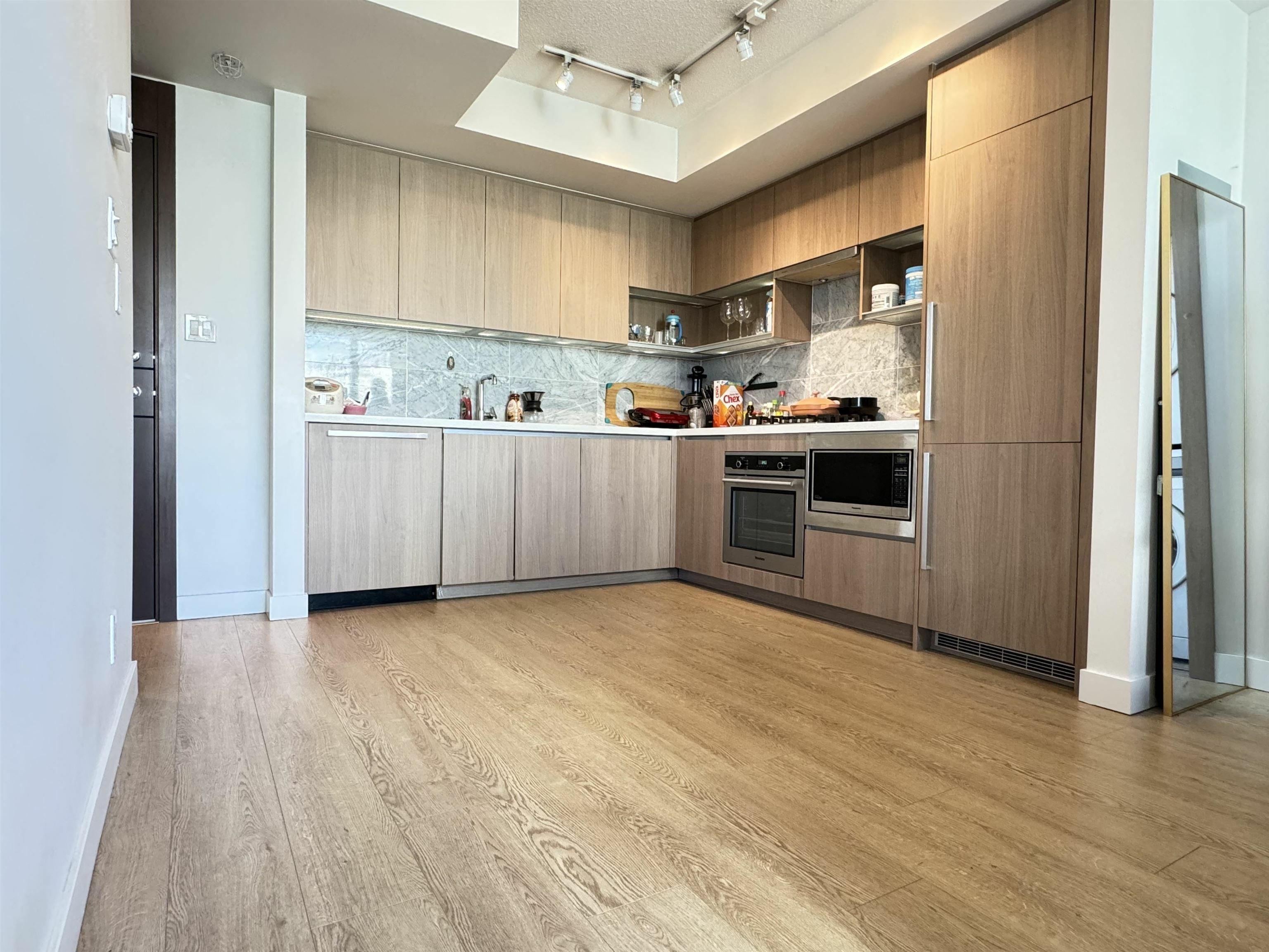 Property Photo: 38 Smithe Street 1755 BC V6B 0P3