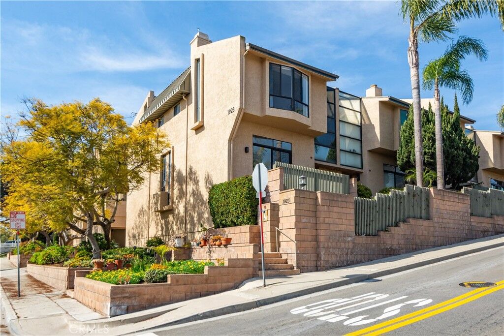 Property Photo:  1923 Marshallfield Lane A  CA 90278 