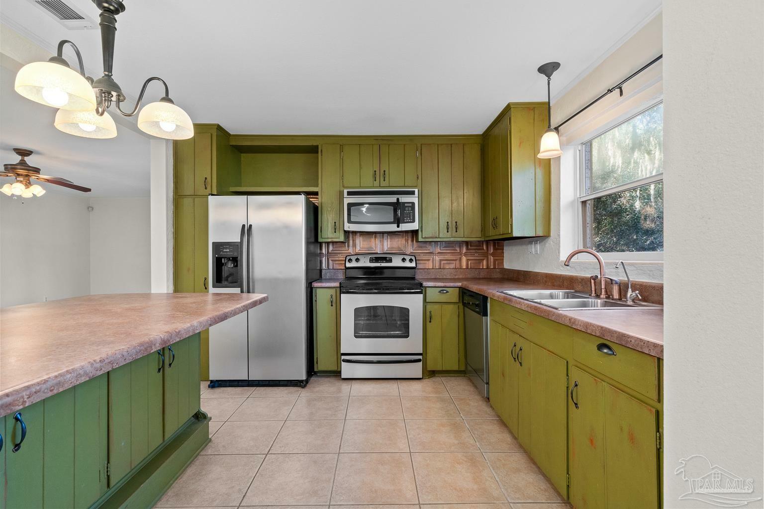 Property Photo: 6617 Ravine St FL 32570