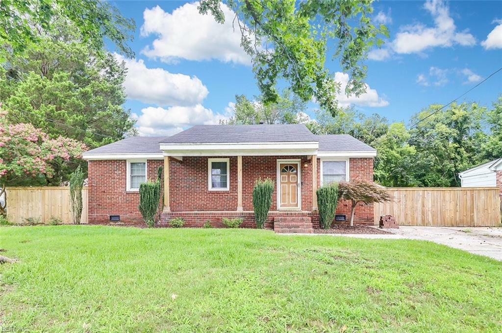 Property Photo: 1114 Woodland Terrace Dr VA 23323
