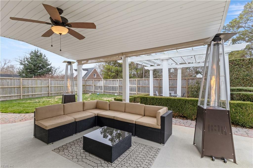 Property Photo: 2181 Hedgelawn Way VA 23454