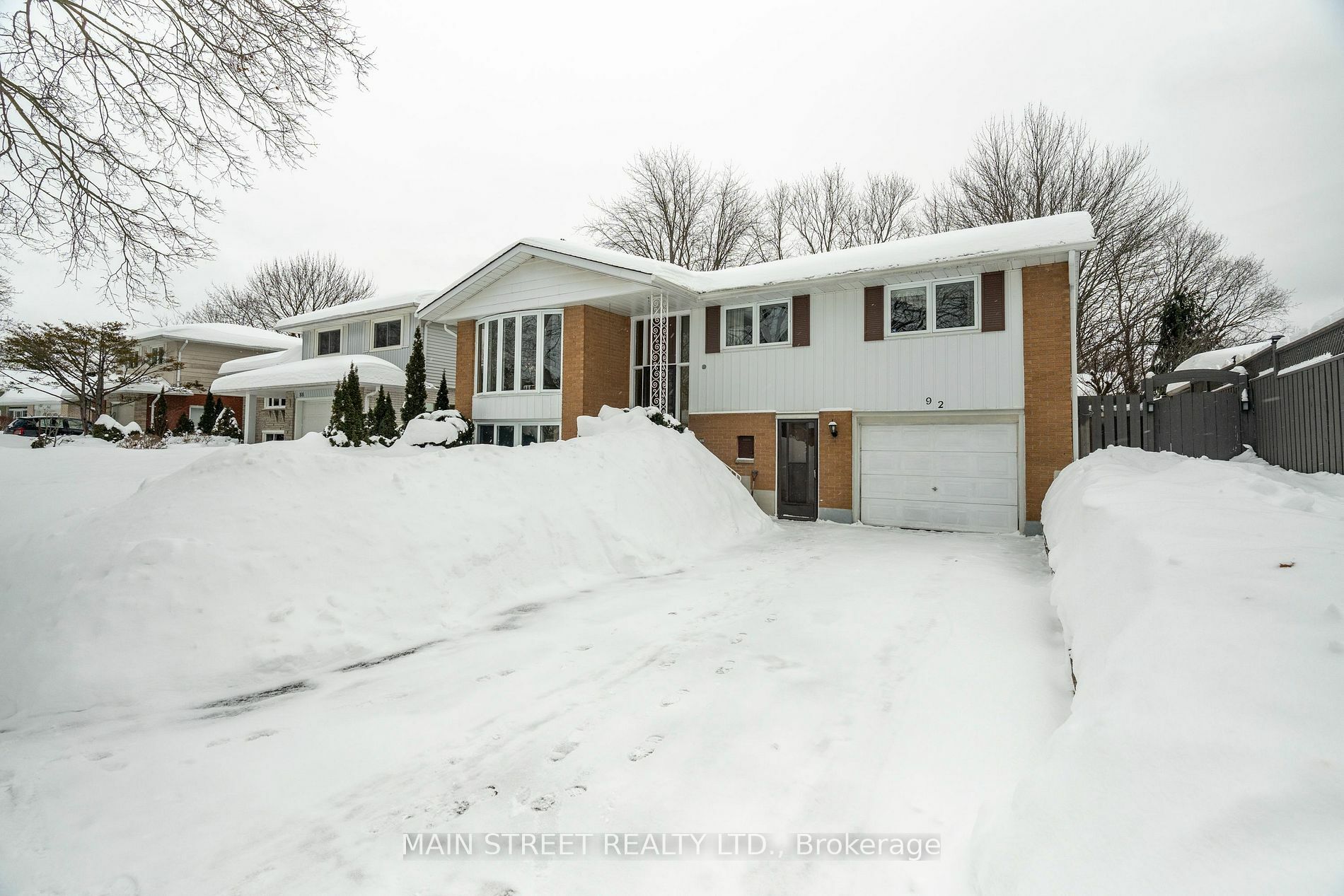 Property Photo:  92 Queenston Cres  ON N2B 2V5 