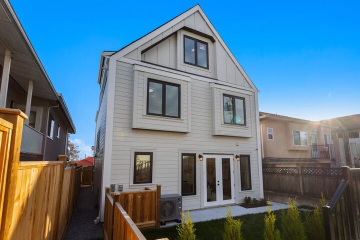 Property Photo: 65 E 58th Avenue 2 BC V5X 1V7