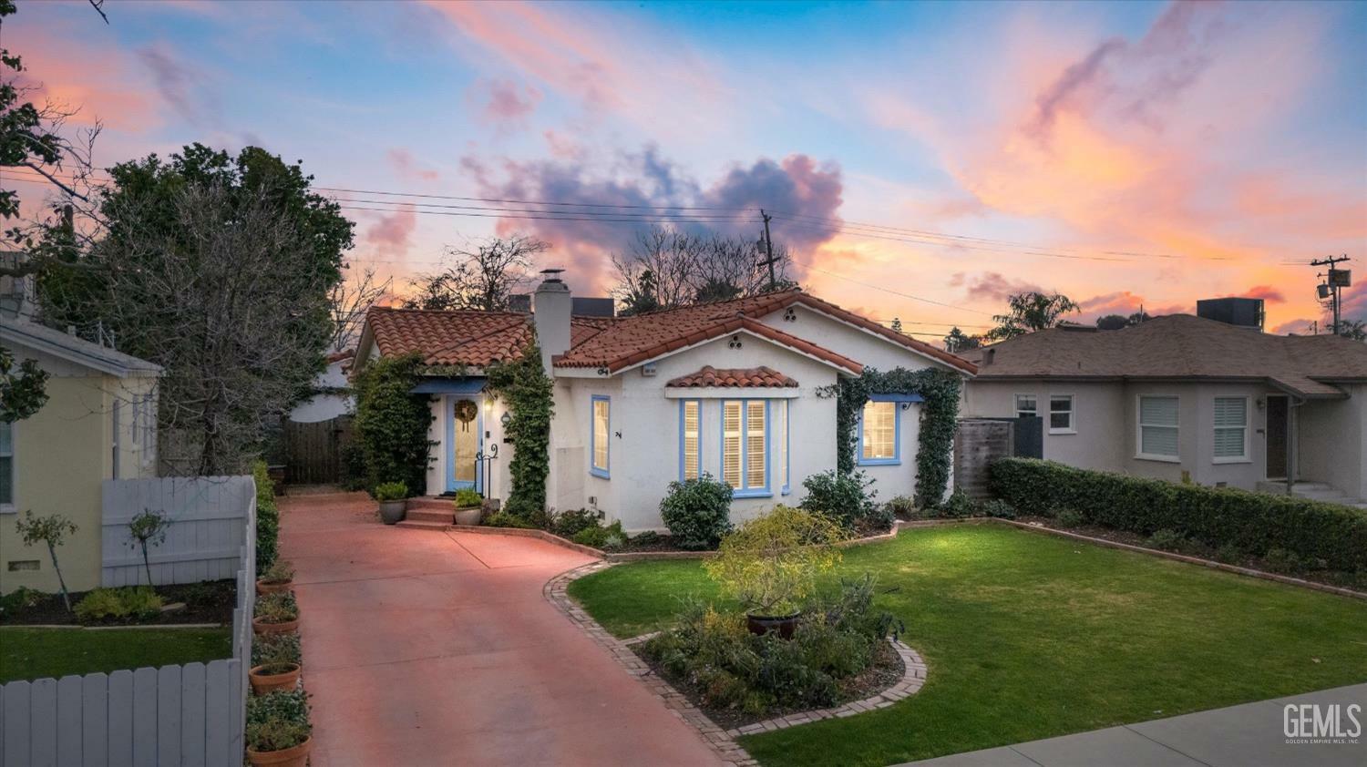Property Photo: 3031 Park Way CA 93304