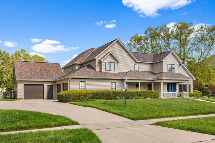 Property Photo: 1404 Waterford Place IL 61821