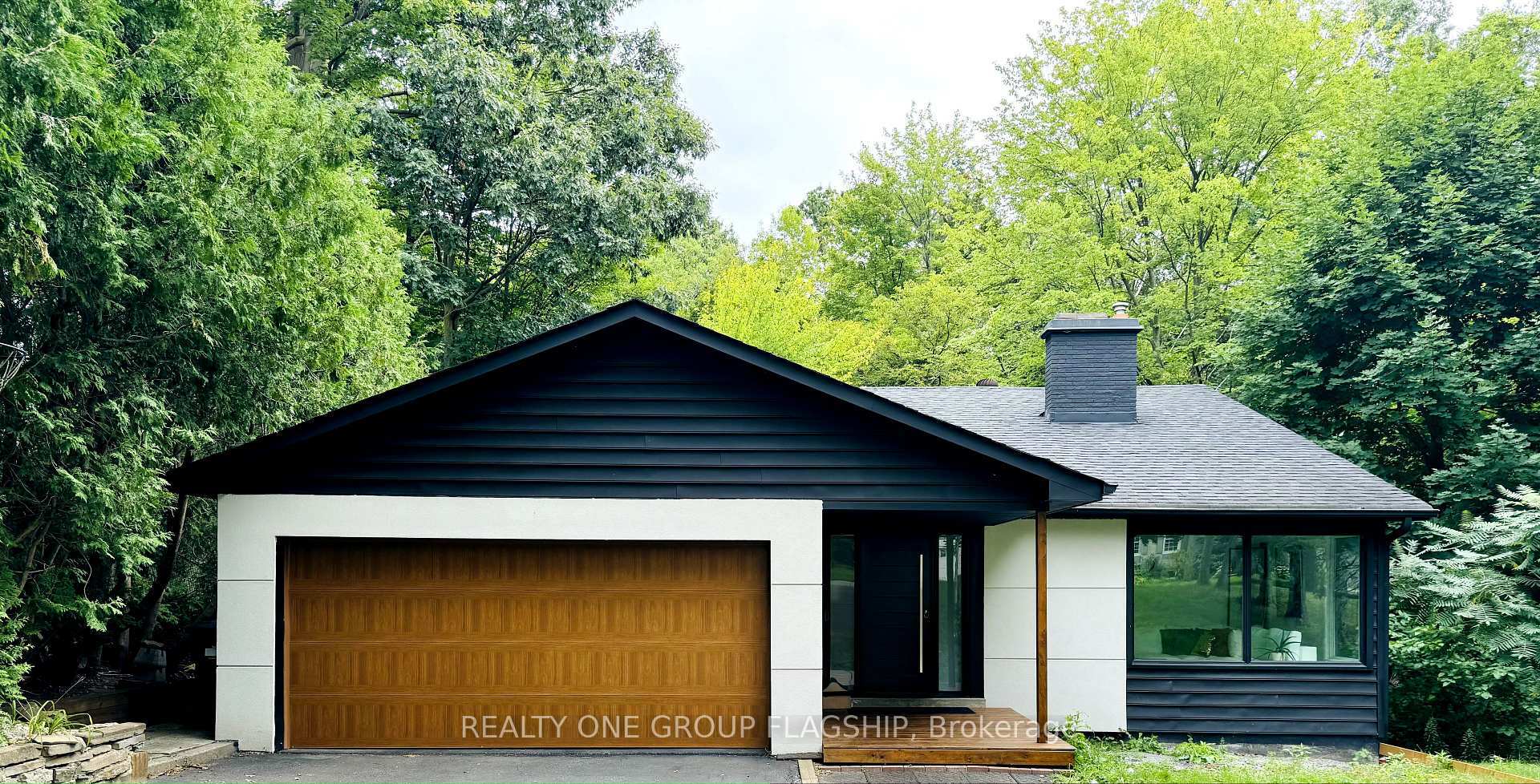 Property Photo: 1135 Greenoaks Dr ON L5J 3A1