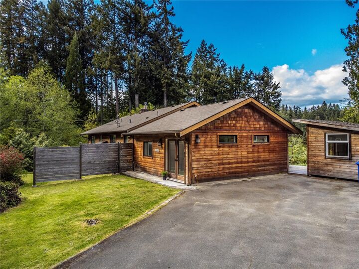 Property Photo: 2585 Wyldewood Ave BC V0R 2W3