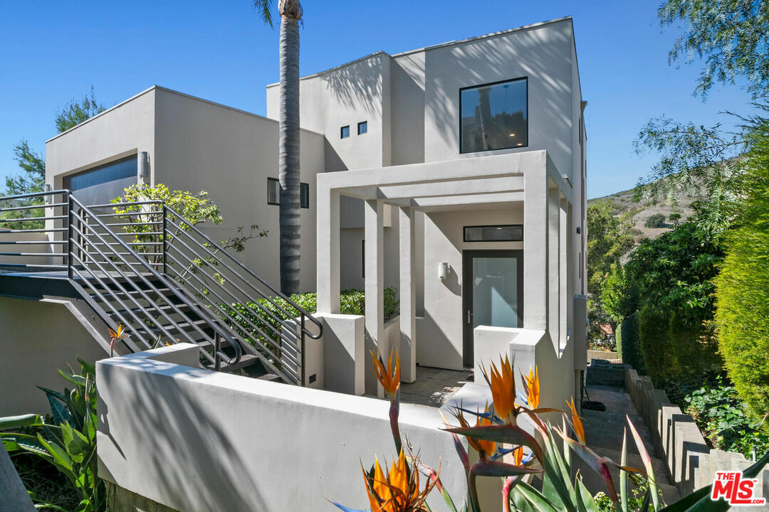 Property Photo: 2909 Valmere Dr CA 90265
