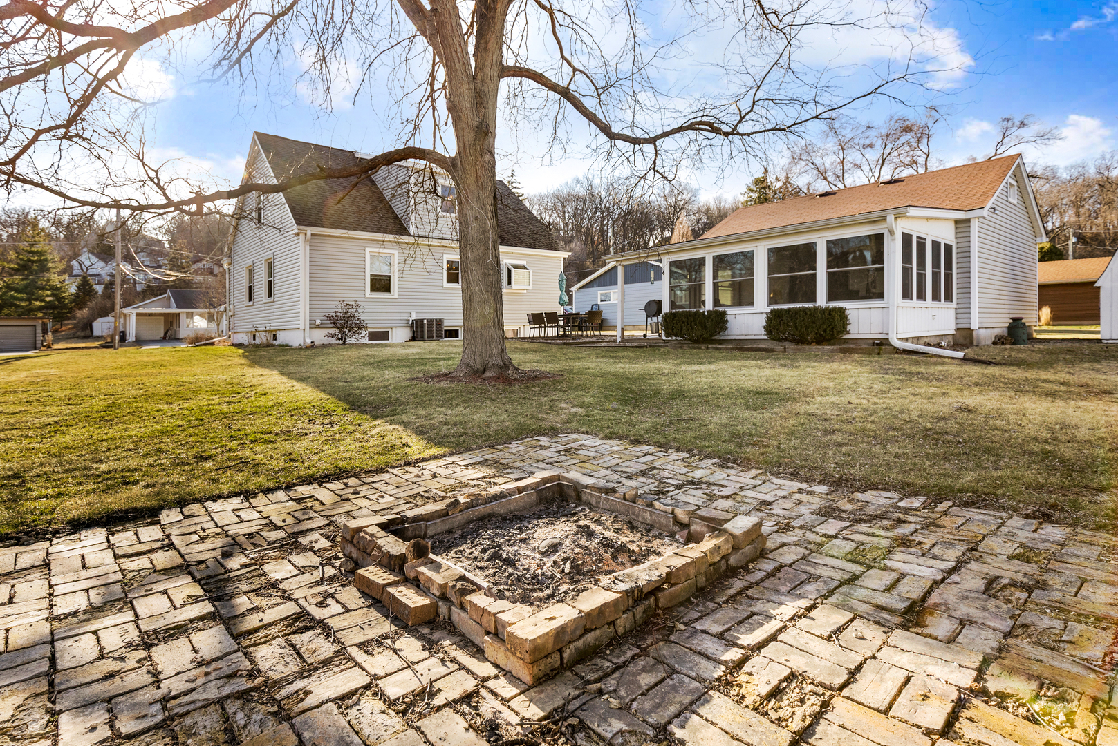 Property Photo: 32 Jayne Street IL 60102