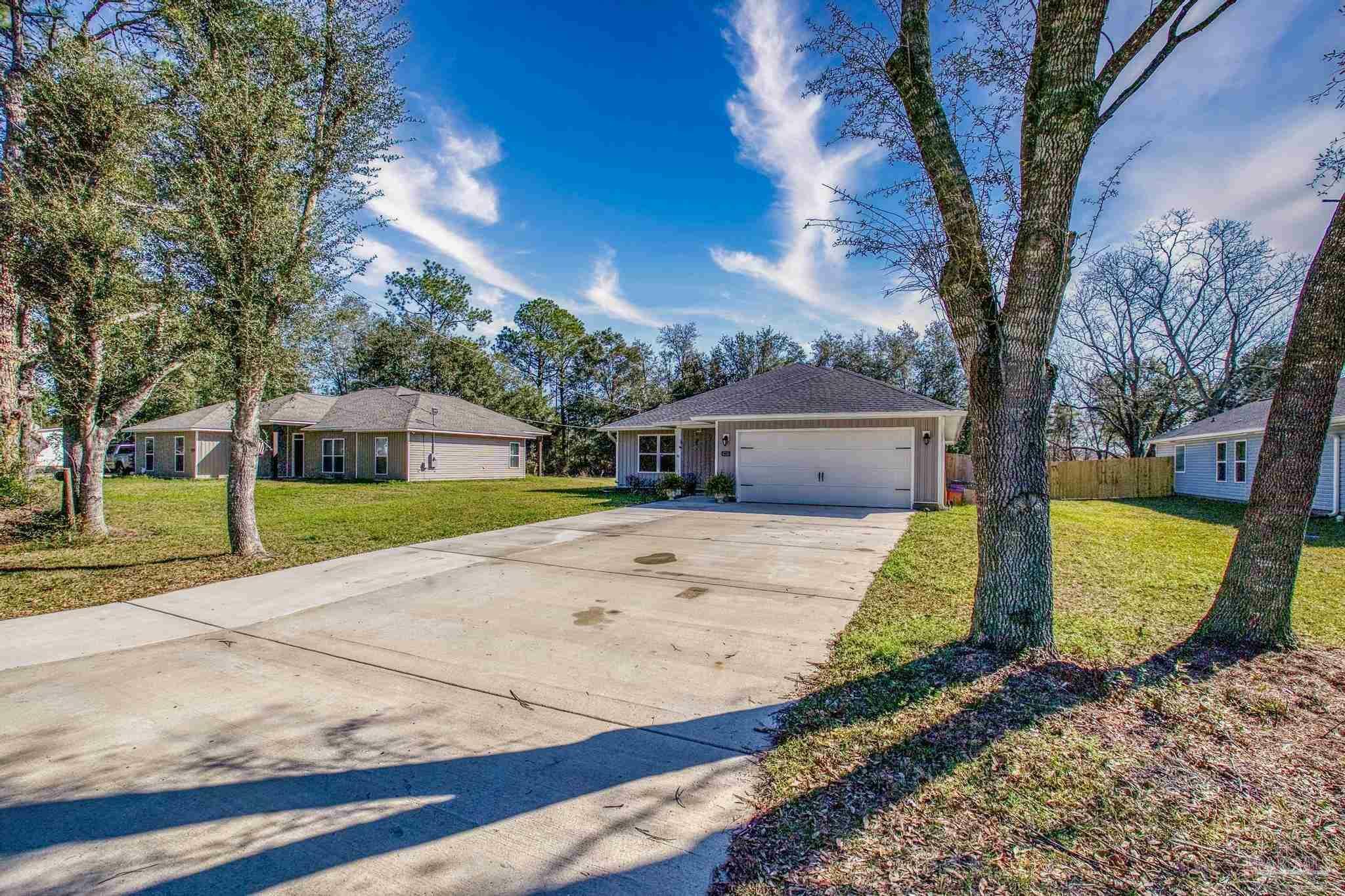 Property Photo: 4758 W Lynn Dr FL 32583