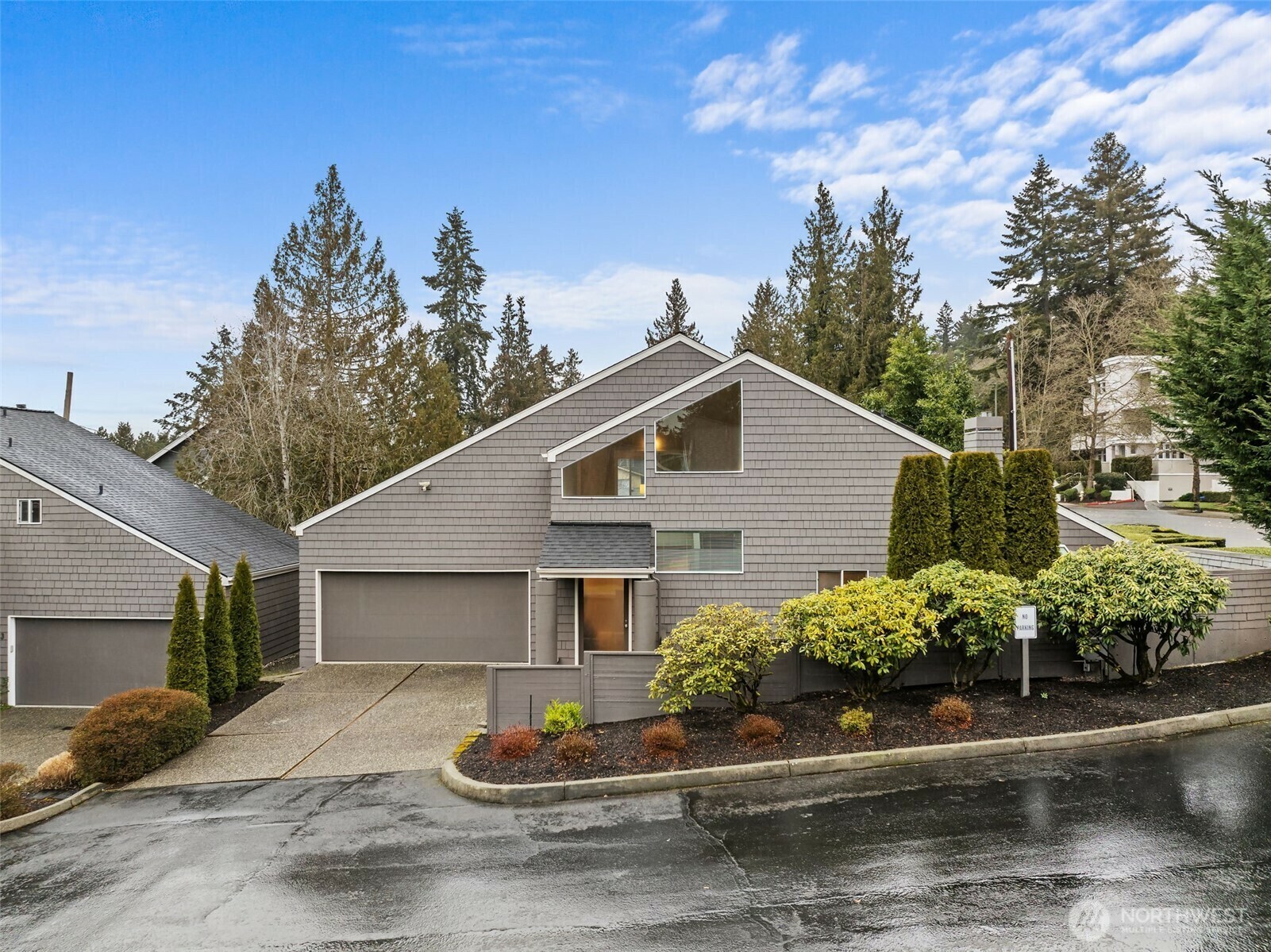 Property Photo:  611  Bellevue Way SE  WA 98004 