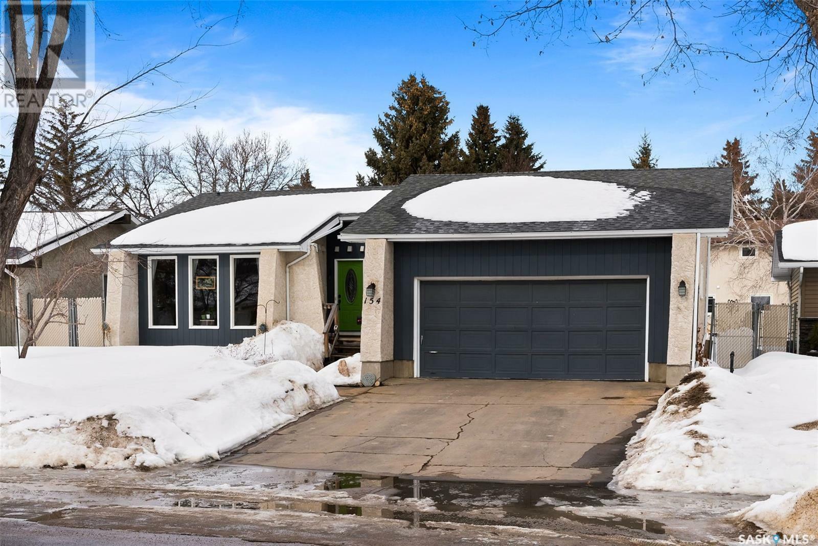 Property Photo:  154 Lincoln Drive  SK S4S 6R4 