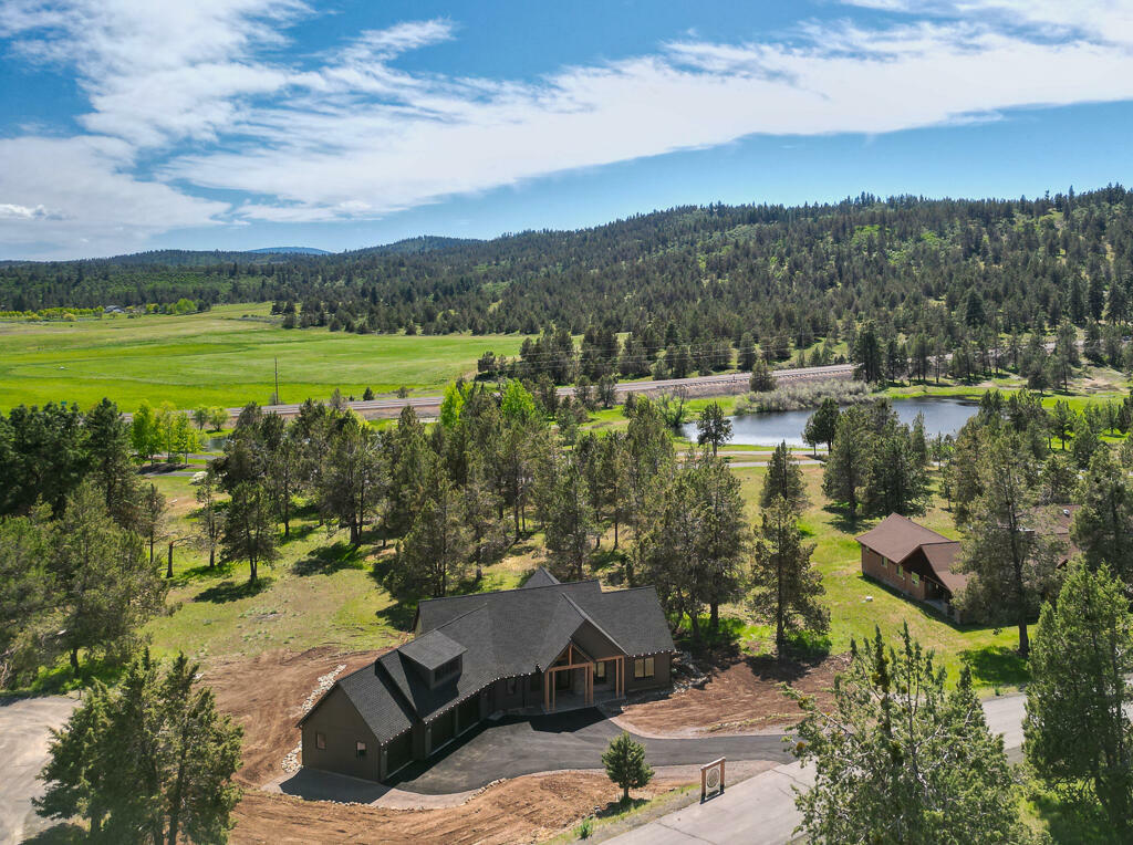 Property Photo: 1168 Paper Birch Way OR 97601