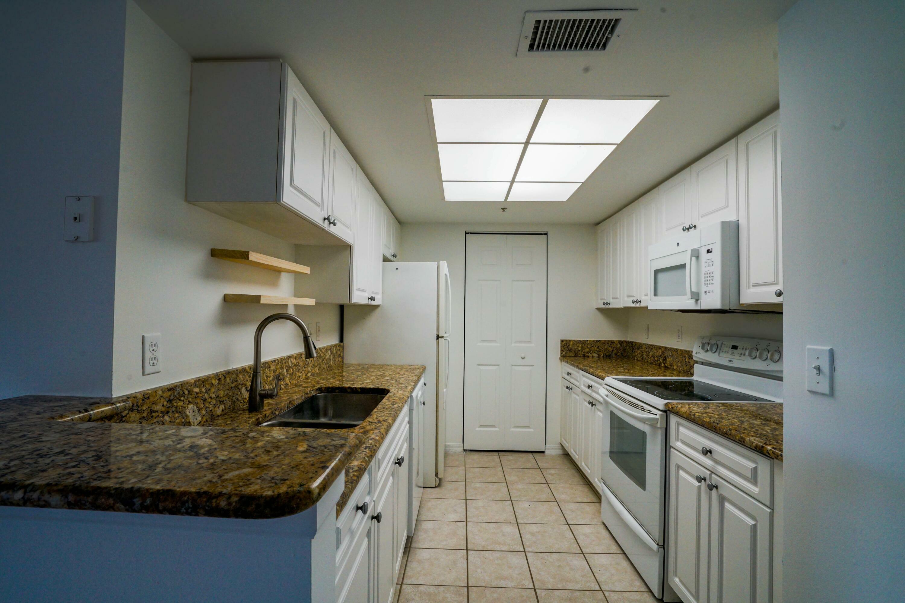 Property Photo: 900 Crestwood Court S 902 FL 33411