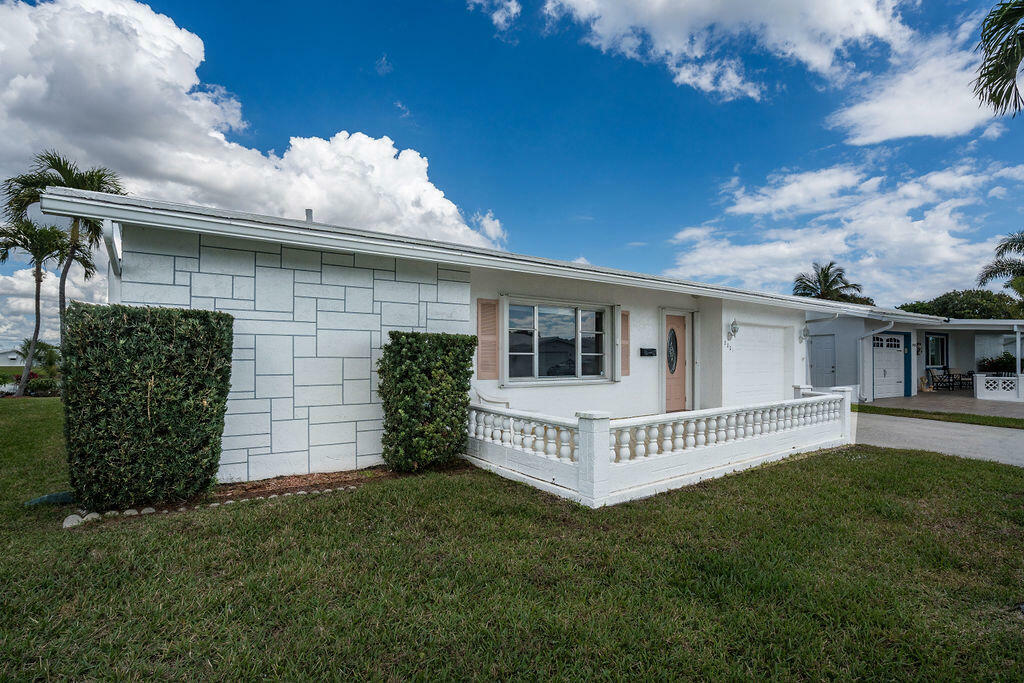 Property Photo:  2001 SW Roma Way SW  FL 33426 