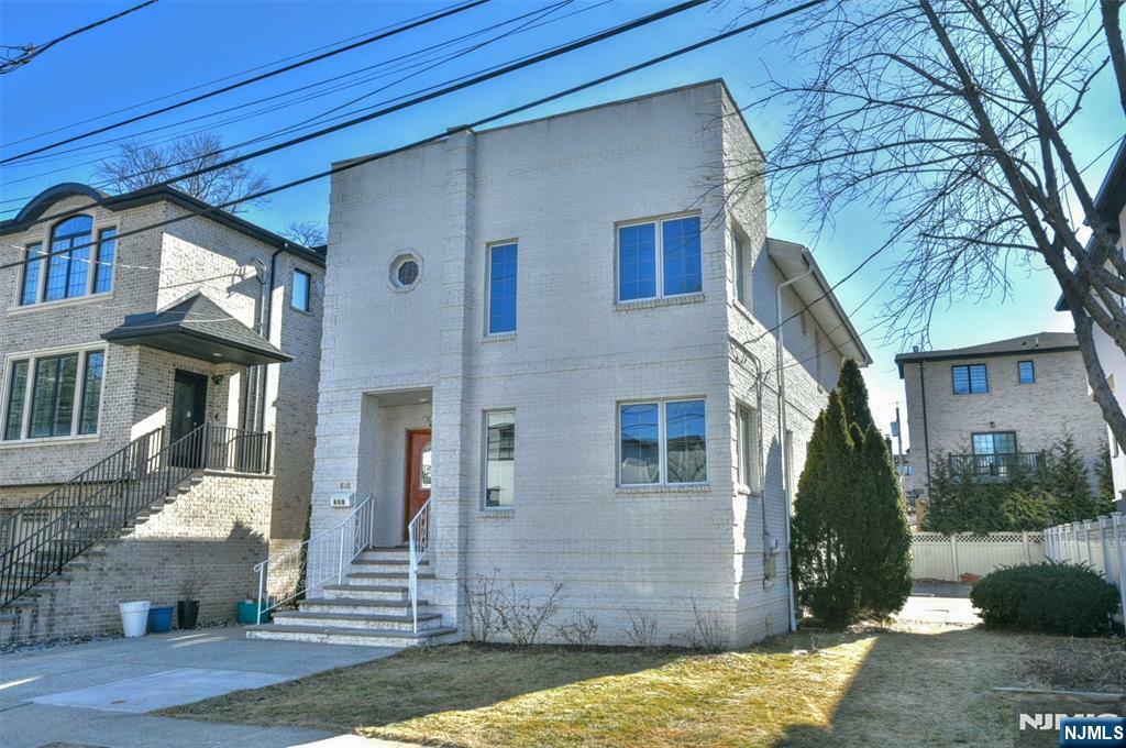 810 Jassamine Way  Fort Lee NJ 07024 photo