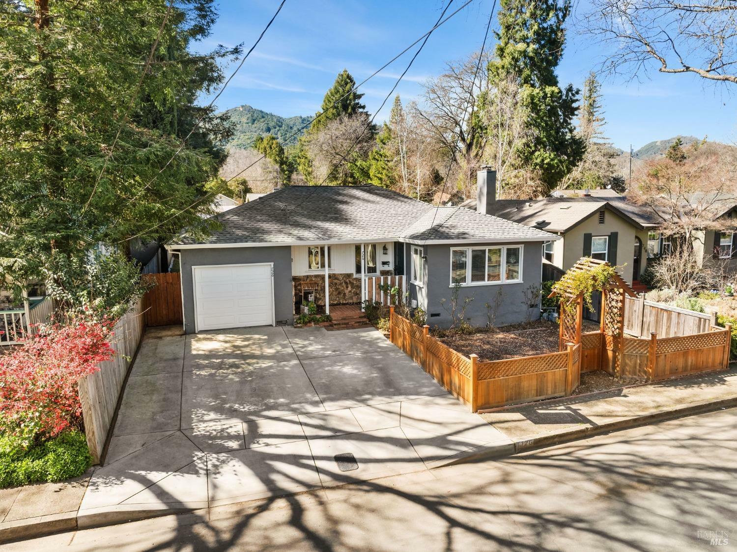 Property Photo:  726 N Oak Street  CA 95482 