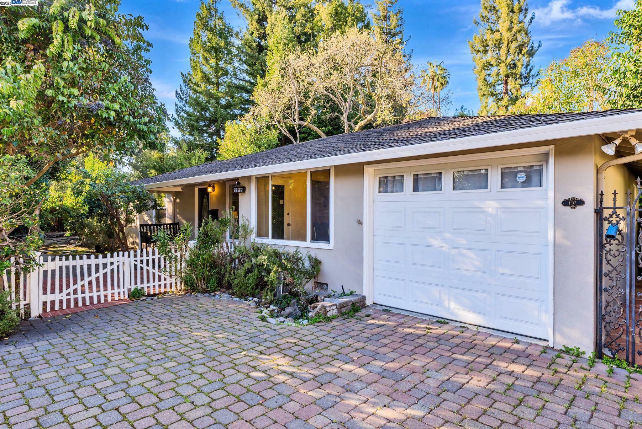 Property Photo:  1137 Forest Ave  CA 94301 