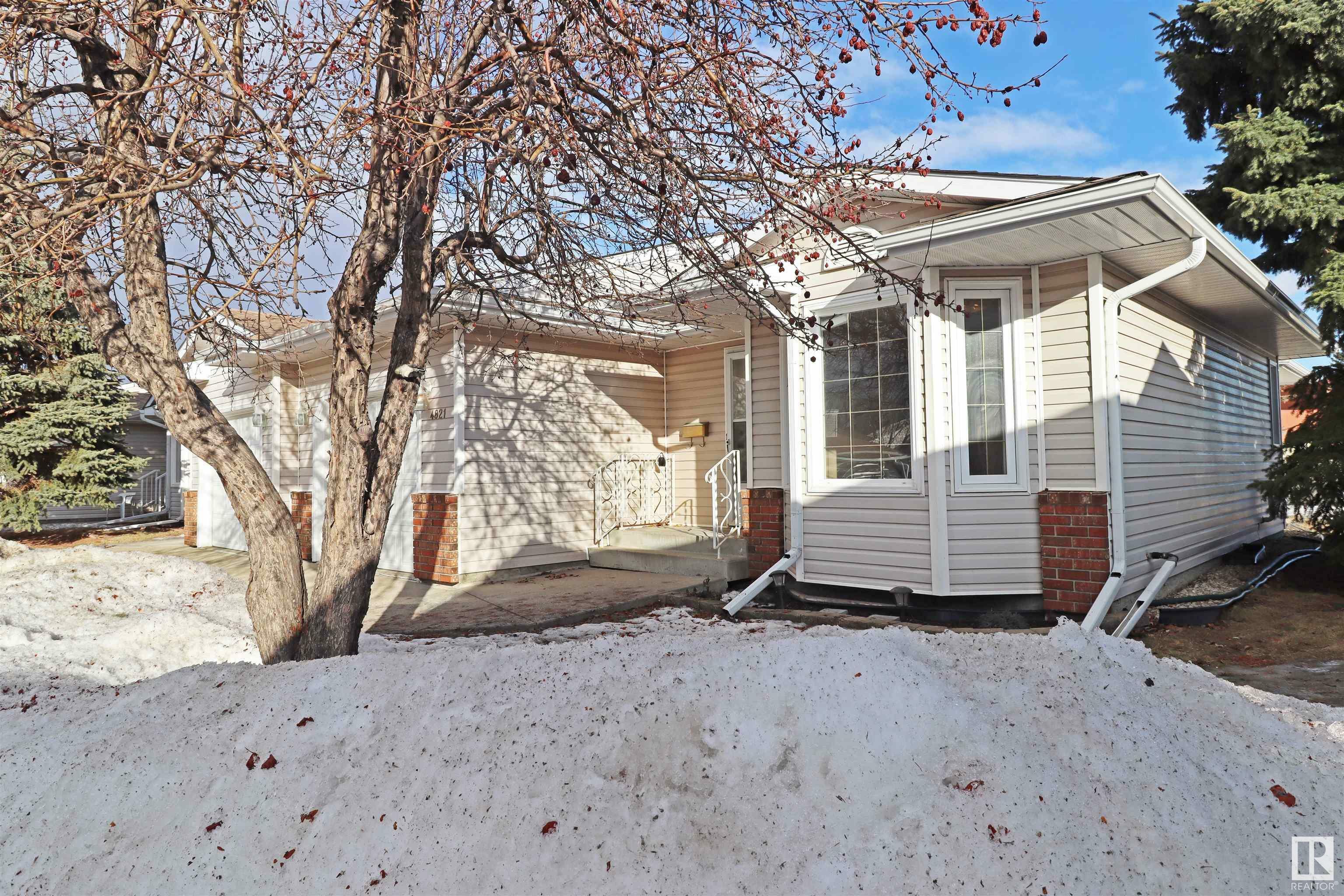 Property Photo:  4821 32 Avenue NW  AB T6L 4Y7 