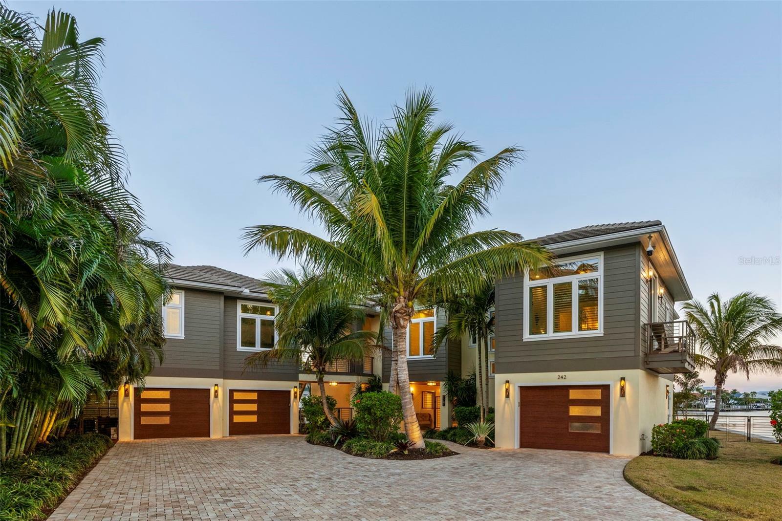 Property Photo: 242 Oak Avenue FL 34216
