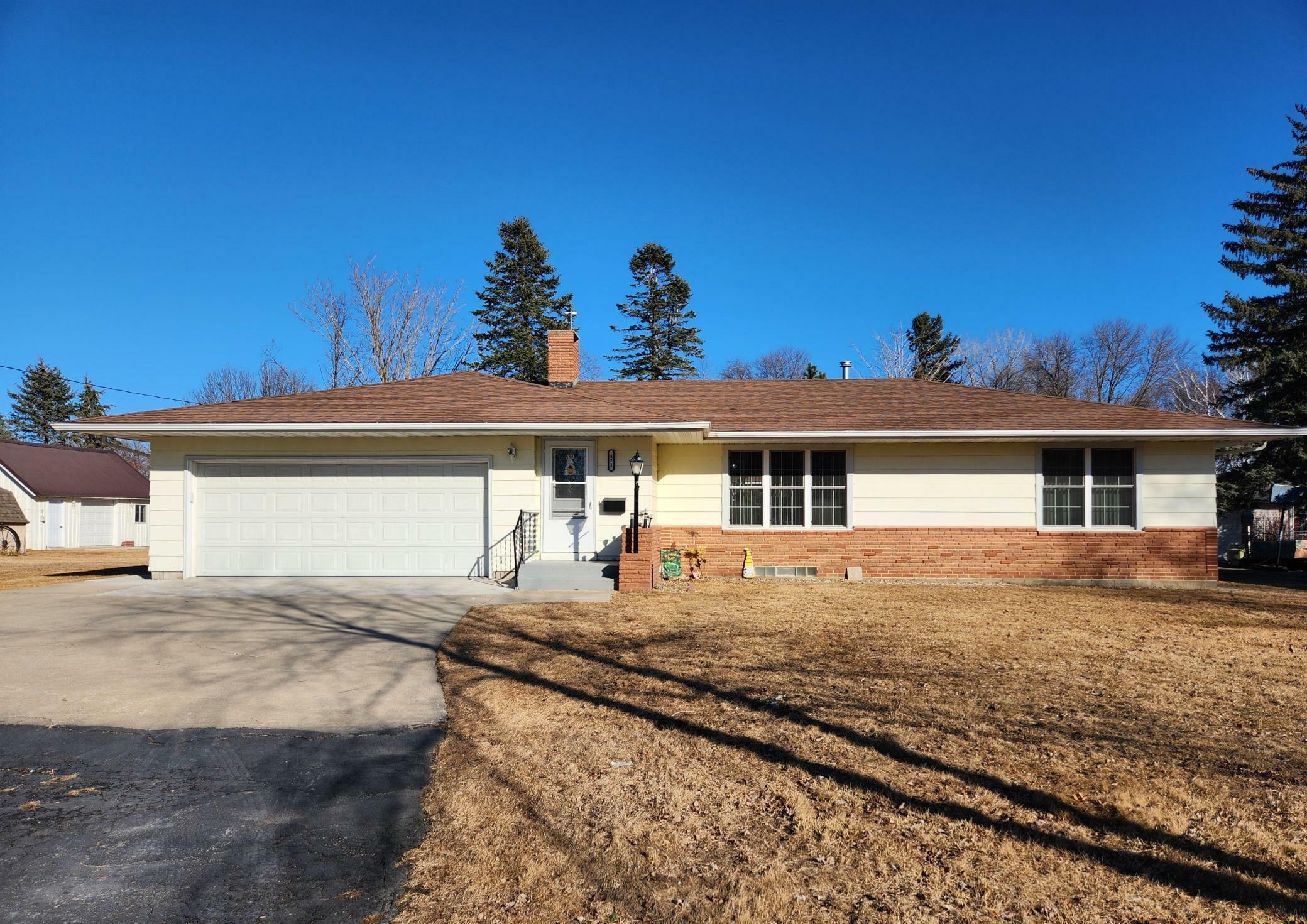 Property Photo:  421 Center Avenue S  MN 56036 