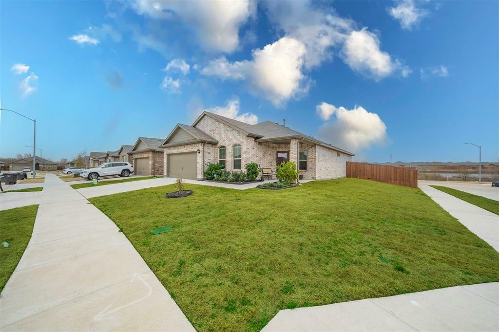 Property Photo: 417 Drowsy Water Trail TX 76131