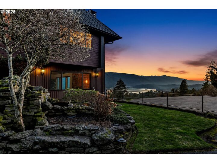 Property Photo:  850 NE Montell Ter  WA 98648 
