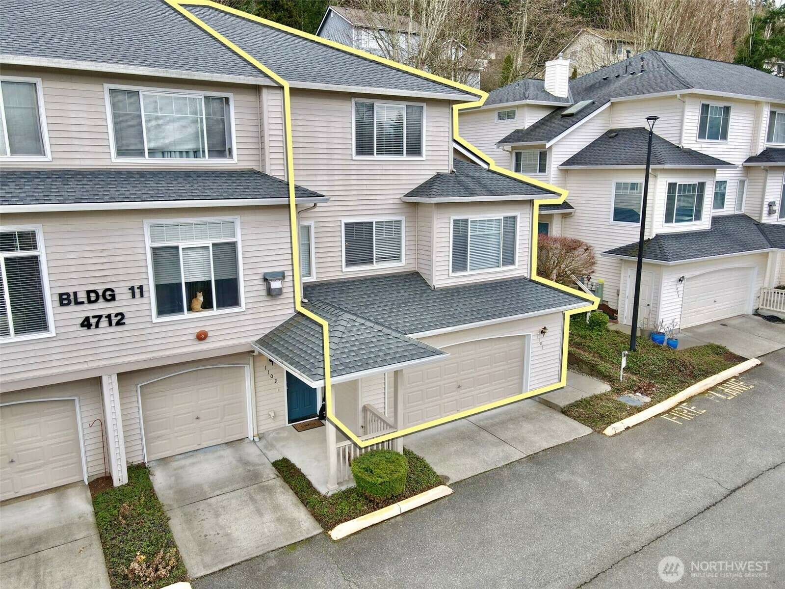 Property Photo:  4712  Mill Pond Drive SE 1101  WA 98092 