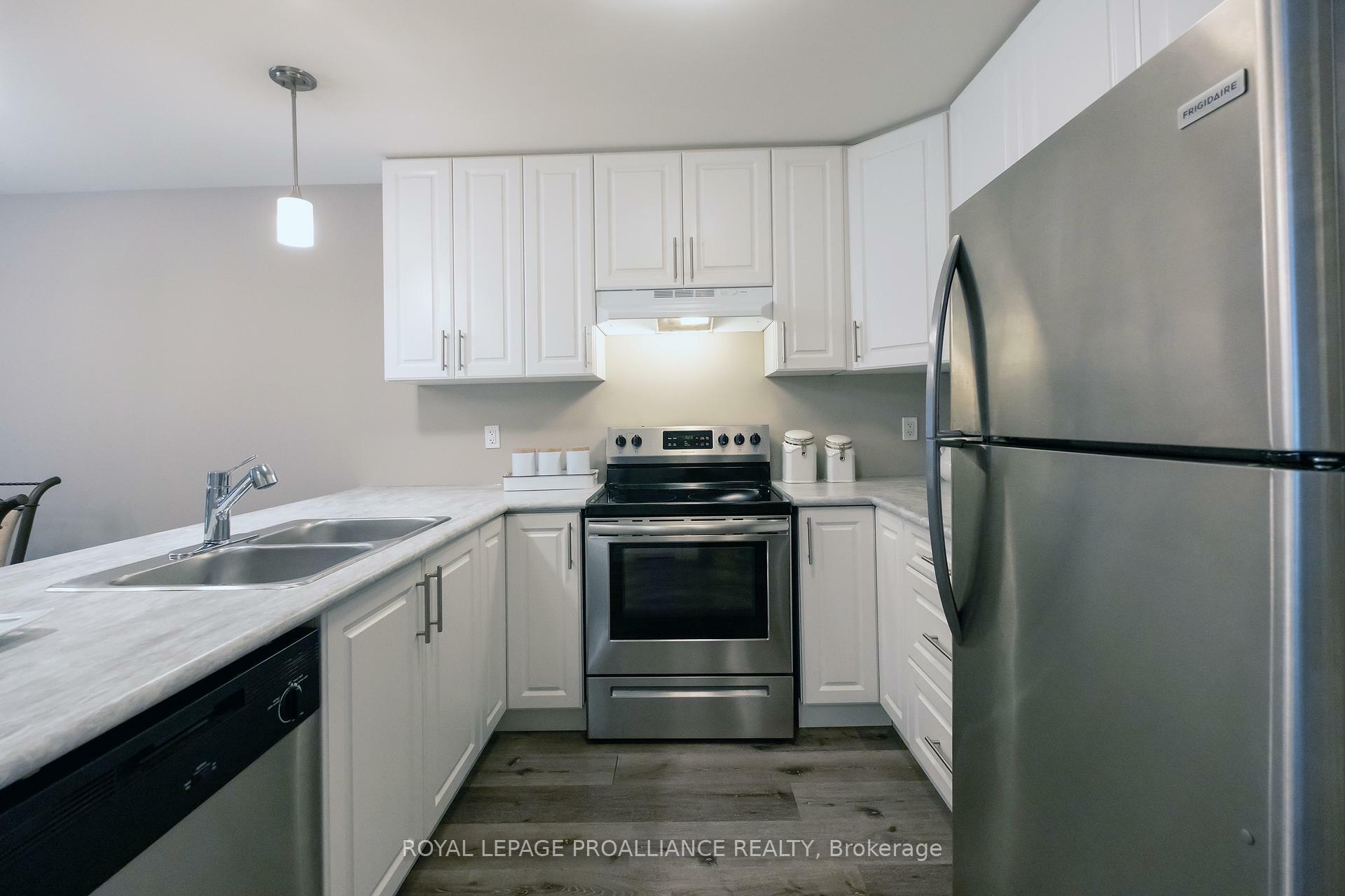 Property Photo: 7 Hillside Meadows Drive ON K8V 0J5
